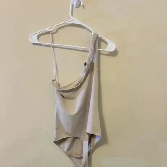 NWOT Abercrombie & Fitch Asymmetrical Cream Bodysuit - Picture 4 of 8